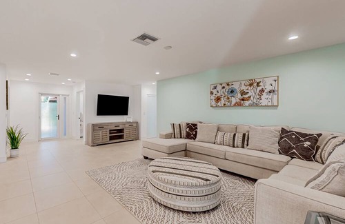 Central Naples House | Sunlit enchanting retreat with gorgeous yard & large patio - near beaches & golf