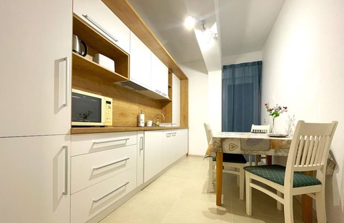 Tractorul Apartment | Bella Vista Red Apartment