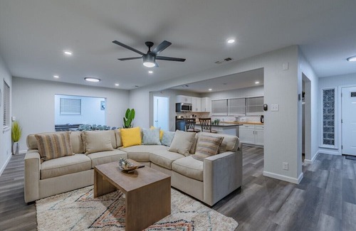 Wetmore House | Luxurious home with Hot tub & Tree Deck by 6Flags