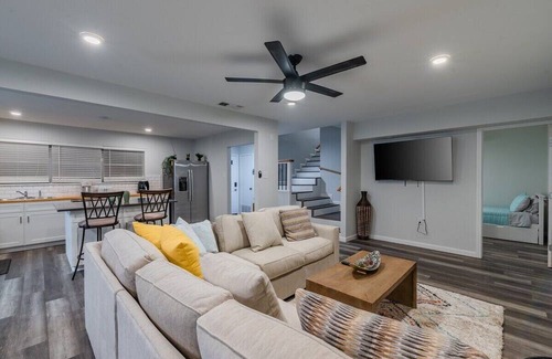 Wetmore House | Luxurious home with Hot tub & Tree Deck by 6Flags