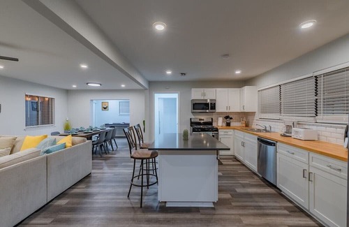 Wetmore House | Luxurious home with Hot tub & Tree Deck by 6Flags