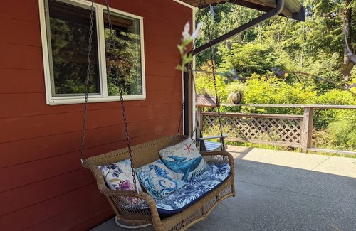 Tofino House | Salal Forest - Cottage 10 minutes walking distance from the beach. Dog friendly
