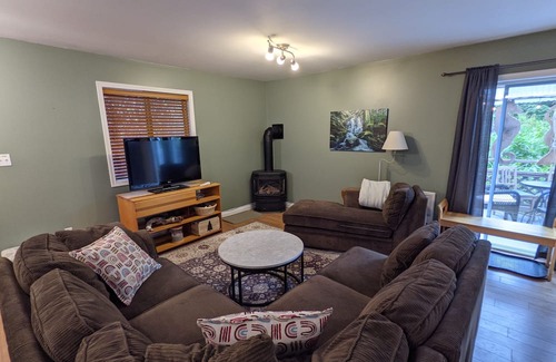 Tofino House | Salal Forest - Cottage 10 minutes walking distance from the beach. Dog friendly
