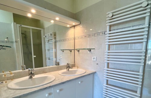 Mandelieu-La-Napoule Apartment | Lovely spacious nest with pool