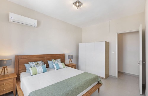 Pereybere Apartment | One Bay Penthouse - Two Bedroom Apartment, Sleeps 4
