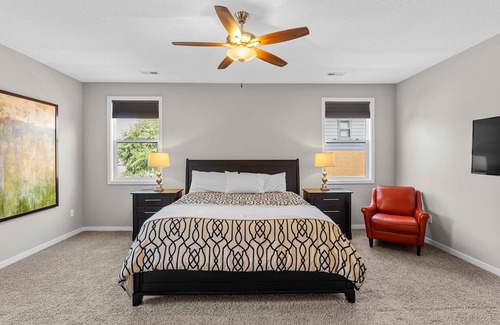Downtown Des Moines House | Downtown Skyline Views in Modern Townhome with Rooftop Patios