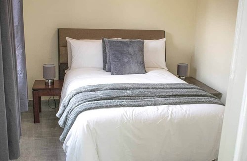Harare House | Cosy home near airport comfy beds family friendly entire house