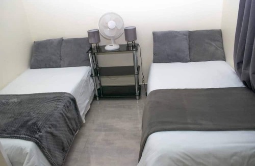 Harare House | Cosy home near airport comfy beds family friendly entire house