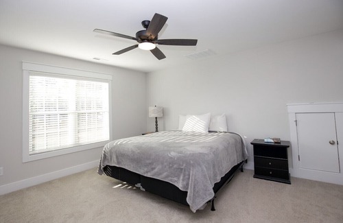 Aberdeen House | Sleeps 8! on Highway 5