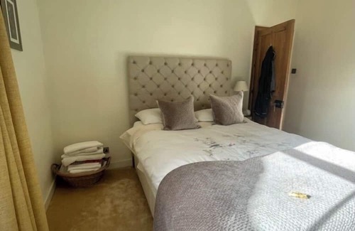St. Helen's Apartment | Modern & Beautifully-lit 1BD Flat, Sheperd's Bush!