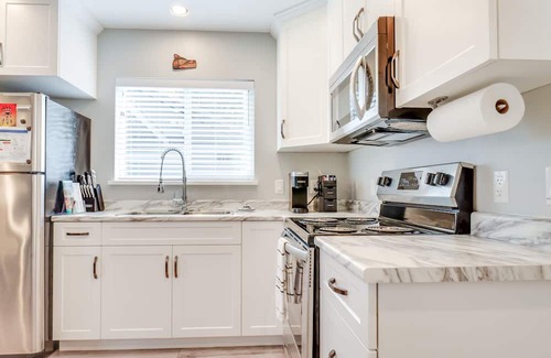 Port Alberni House | The Bear Studio House: Open concept house that sleeps up to 4