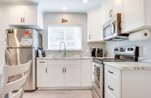 Port Alberni House | The Bear Studio House: Open concept house that sleeps up to 4