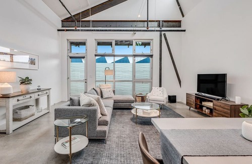 Emma Condo | Chic Modern Living in Basalt. Artist studio optional and pet friendly!