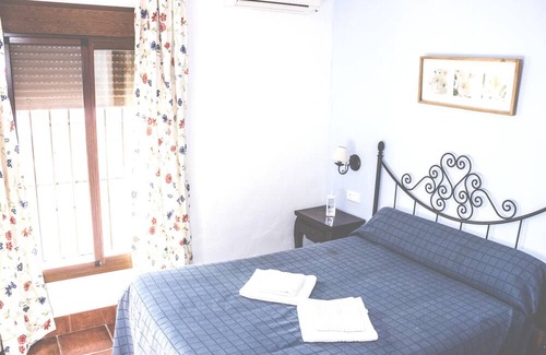 Estepa House | Homerez - Nice house for 4 ppl. with shared pool and terrace at Estepa