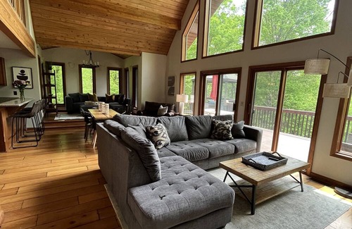 Salamanca Ski Chalet | Cozy & Serene Ellicottville Chalet, 5 minutes from town, hot tub & gorgeous view