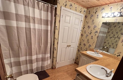 Salamanca Ski Chalet | Cozy & Serene Ellicottville Chalet, 5 minutes from town, hot tub & gorgeous view