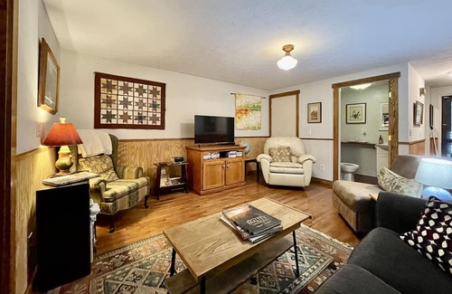 Berkeley Springs Cabin | Country Cabin NEW to our program for October 2023
