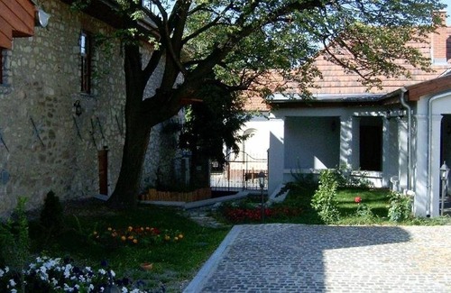 Tallya House | Trifecta Udvarház
