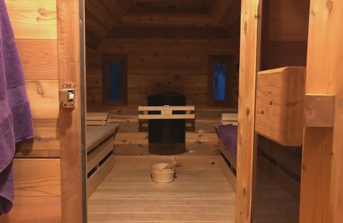 Oss Villa | 60 m2 luxury apartment with double jacuzzi and private Finnish sauna, in villa