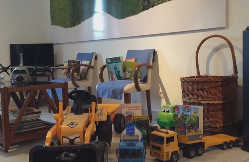 Les Marets House | In a park with 5ha lake, lots of toys/books/swing set, fresh eggs, Paris 80km