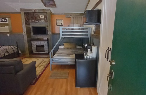 Canton Cottage | Old Western Bunkhouse Sleeps 9 "Trail's End Corral"