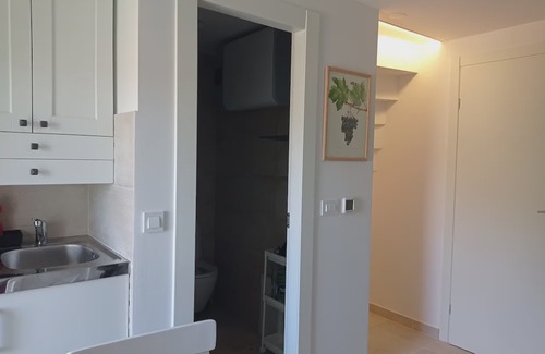 Pitve Apartment | Heritage 4-star Studio Apartment, Pitve Hvar