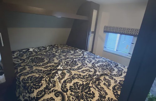 Skidmore Resort | Private RV with free parking