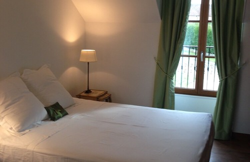 Les Marets House | In a park with 5ha lake, lots of toys/books/swing set, fresh eggs, Paris 80km