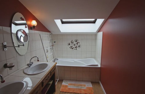 Lironcourt House | Gîte de Charme avec Terrasse près de Bourbonne-les-Bains, 2 chambres, poêle à bois, Wifi inclus -