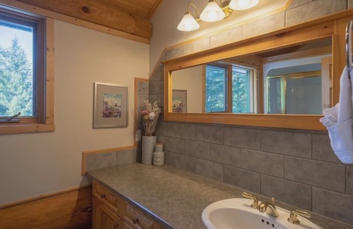Golden Ski Chalet | Spectacular mountain views in beautiful log chalet