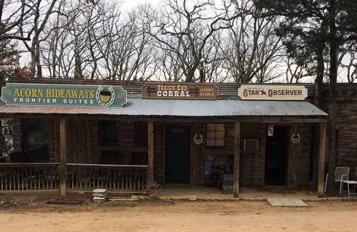 Canton Cottage | Old Western Bunkhouse Sleeps 9 "Trail's End Corral"