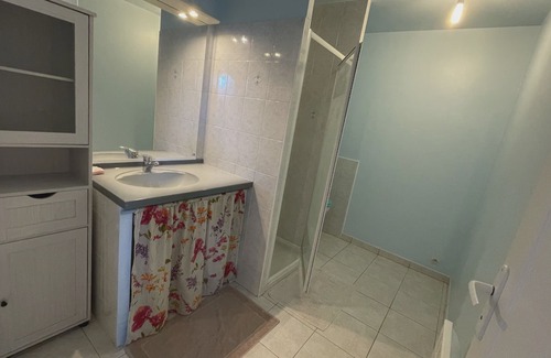 Miroir - Batignolles Apartment | L'Arbre de Vy, T2 42m2 detached, sleeps 5, garage, near train station