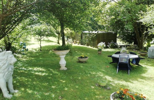 Plouigneau House | 10 mins from the beach and on the banks of a river, Country property