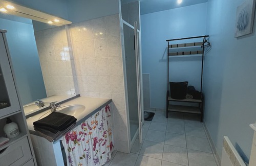 Miroir - Batignolles Apartment | L'Arbre de Vy, T2 42m2 detached, sleeps 5, garage, near train station