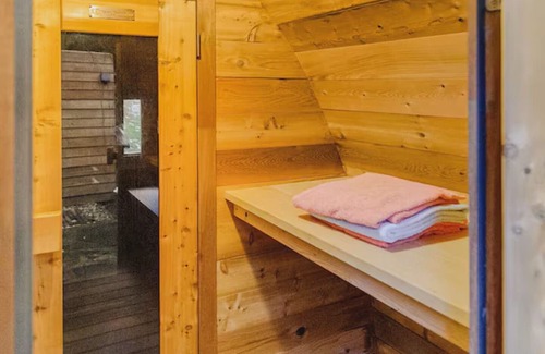 Oss Villa | 60 m2 luxury apartment with double jacuzzi and private Finnish sauna, in villa