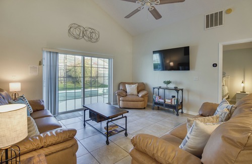 Buena Ventura Lakes House | Sunny Kissimmee Home with Pool about 12 Mi to Disney!