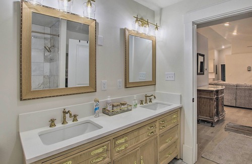 Bloomington House | Cozy and Chic Abode about 11 Mi to Bloomington Lake