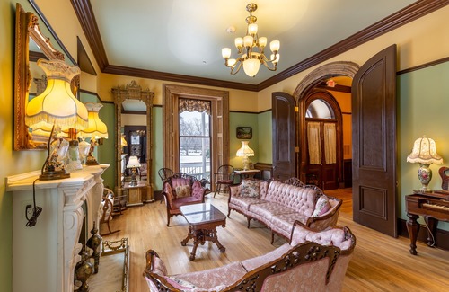 Painesville Hotel | Steele Mansion Inn & Gathering Hub