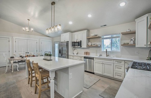 Bloomington House | Cozy and Chic Abode about 11 Mi to Bloomington Lake