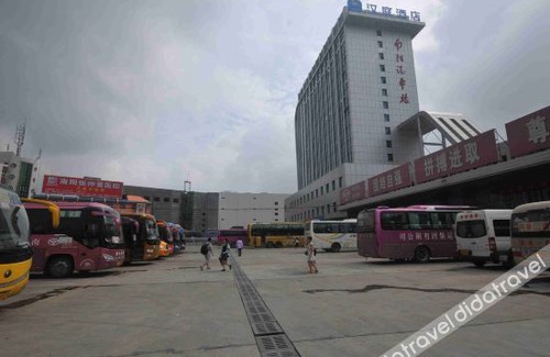 Wolong District Hotel | Hanting Hotel Nanyang Railway Station