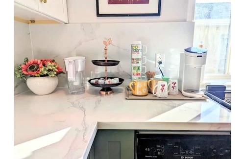 Monrovia House | Charming 2B1B w/EV Tesla on Rt 66 near City of Hope and Everything