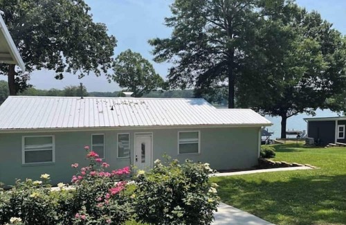 Cross Hill House | Unsalted Vacay! Lakefront w/dock