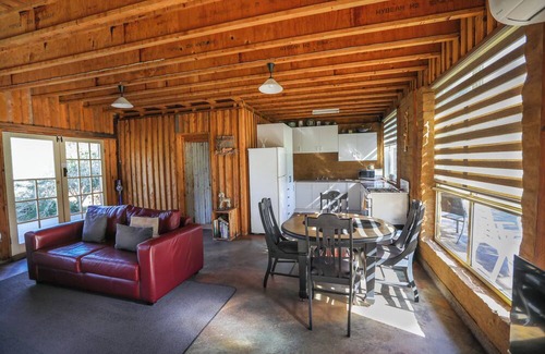 Gilgandra Cabin | Earth n TimbernSleeps 4 1 bathroom