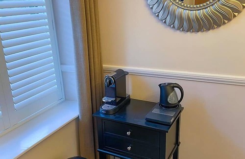 Padfield Apartment | Located in the heart of Glossop in the High Peak, Westwood Boutique Aparthotel combines comfort with convenience. Set against the breathtaking backdrop of the Peak District.
