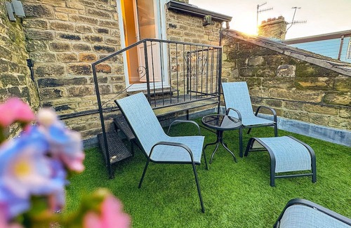 Padfield Apartment | Located in the heart of Glossop in the High Peak, Westwood Boutique Aparthotel combines comfort with convenience. Set against the breath-taking backdrop of the Peak District.