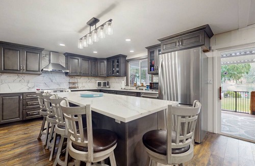 Shelton House | House right on the lake w/ hot tub, kayak, SUP & games - great location