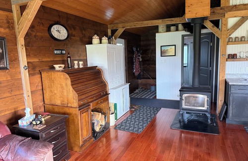 Bouvet Island Hotel | Quiet rural cabin next to Codette Lake