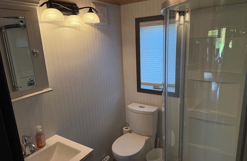 Bouvet Island Hotel | Quiet rural cabin next to Codette Lake
