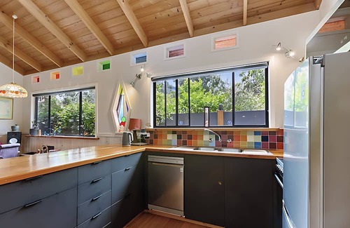 Skenes Creek House | Peaceful, creative home in a lush bush setting, only 300m from the beach!