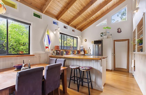 Skenes Creek House | Peaceful, creative home in a lush bush setting, only 300m from the beach!